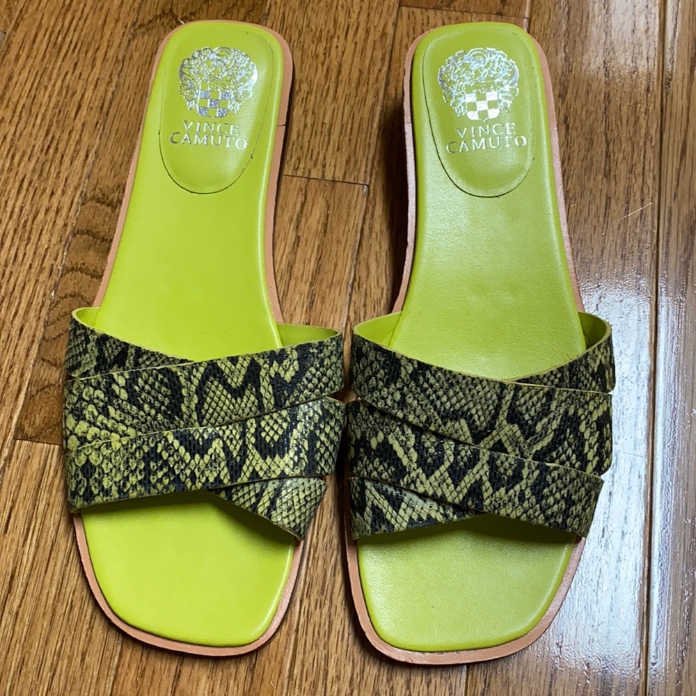 VINCE CAMUTO NEON GREEN SANDAL